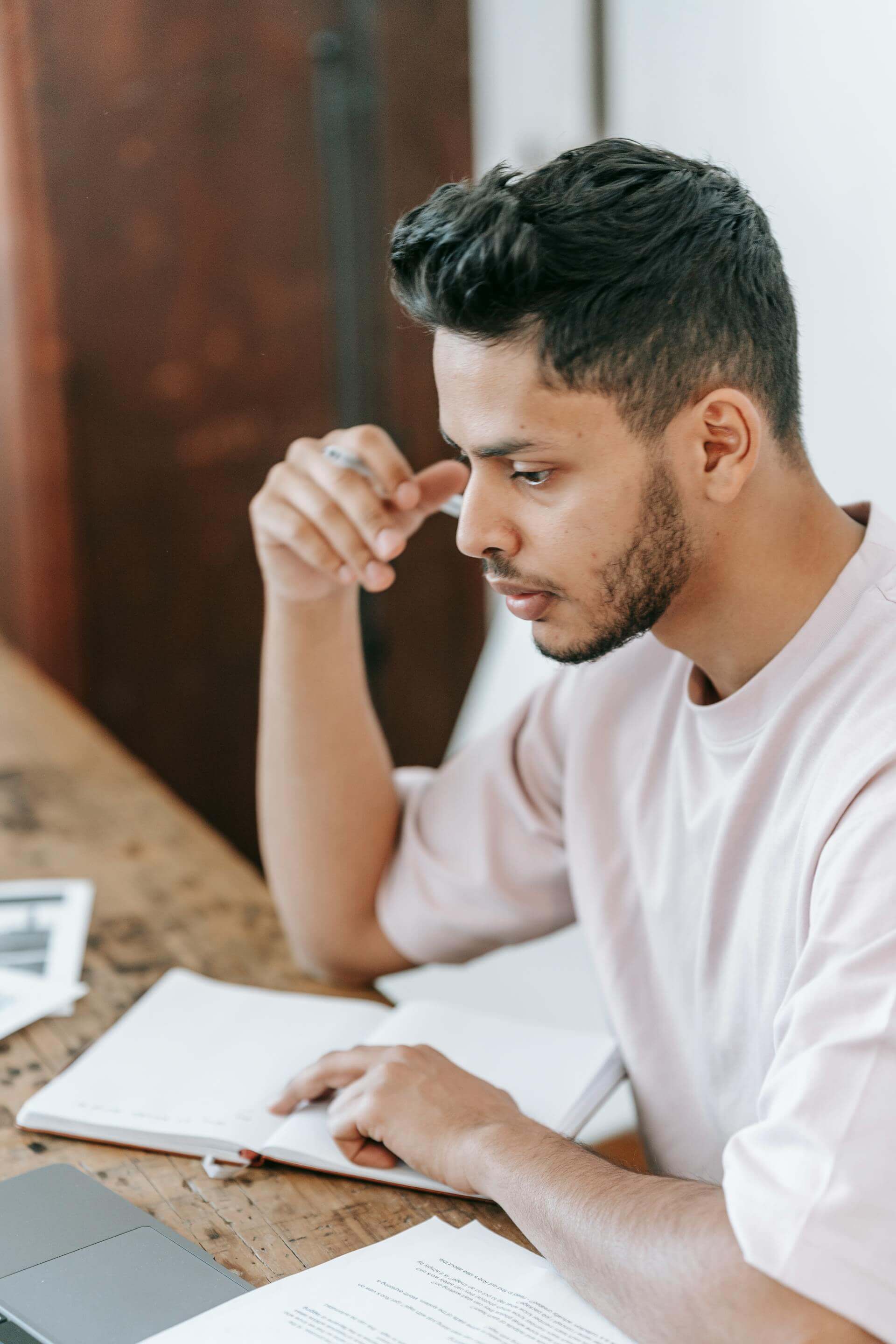 Estudante escrevendo redação para o ENEM